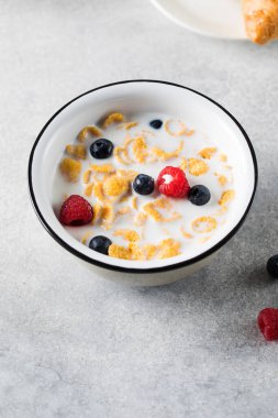 Böğürtlen ve sütle mısır gevreği. Kuru kahvaltı..