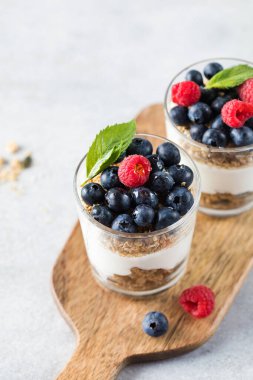 Yoğurtlu granola, yabanmersini ve ahududu. Sağlıklı kahvaltı. Menü, tarif.