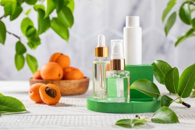 Şeftali tohumu özü ile şeffaf bir damlacıkta yağlı. Doğal kozmetikler. Boşluğu kopyala.