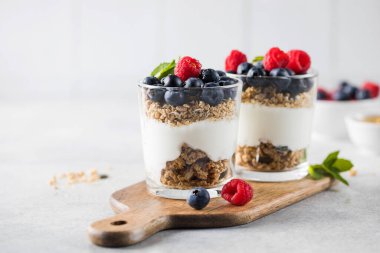 Yoğurtlu granola, yabanmersini ve ahududu. Sağlıklı kahvaltı. Menü, tarif.