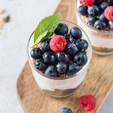 Yoğurtlu granola, yabanmersini ve ahududu. Sağlıklı kahvaltı. Menü, tarif.