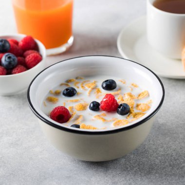 Böğürtlen ve sütle mısır gevreği. Kuru kahvaltı..