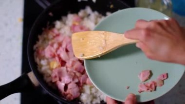 Pastırmalı pilav ve yumurta pişirmenin video tarifi. Adım 2.