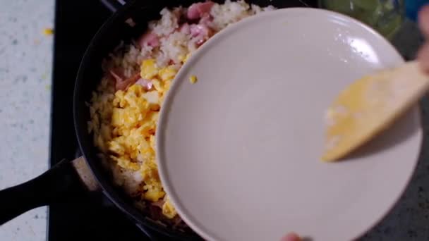 Video-Rezept zum Kochen von gebratenem Reis mit Speck und Ei. Schritt 3. — Stockvideo