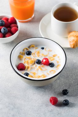 Böğürtlen ve sütle mısır gevreği. Kuru kahvaltı..