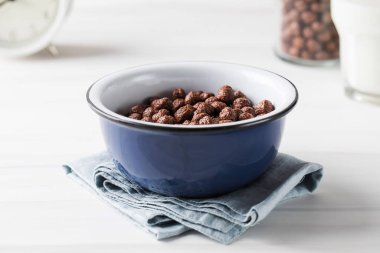 Yuvarlak kakao taneleri kasede. Kuru kahvaltı..