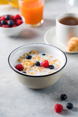 Böğürtlen ve sütle mısır gevreği. Kuru kahvaltı..