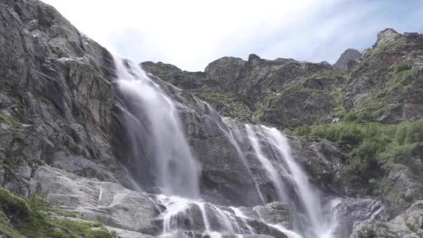 Video di una cascata di montagna. Cascate Sofia nelle montagne del Caucaso. — Video Stock