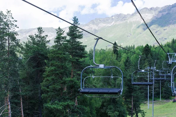 Landskap i Kaukasus bergen med en stolslift. Arkhyz. — Stockfoto