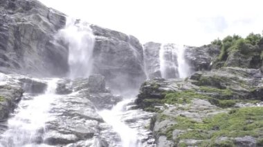 Bir dağ şelalesinin videosu. Kafkas Dağlarında Sofya Şelaleleri.