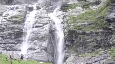 Bir dağ şelalesinin videosu. Kafkas Dağlarında Sofya Şelaleleri.