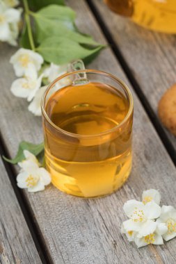 Yasemin çiçekli bir fincanda yaseminli yeşil Çin çayı..