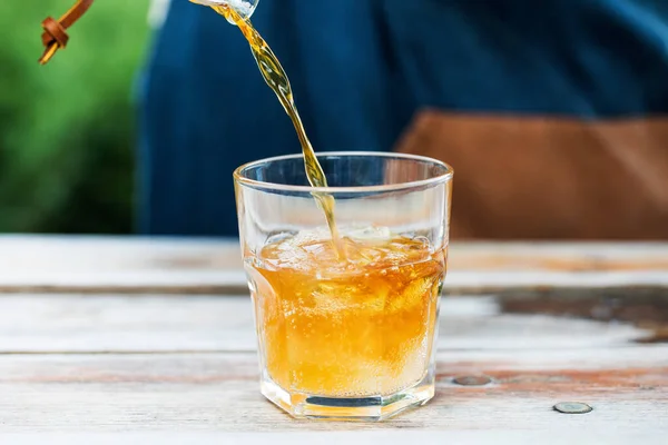 Kallt kaffe tonic. Kaffe hälls i ett glas med tonic och is. — Stockfoto