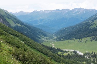 Kafkas Dağları 'ndaki yeşil bir vadide manzara. Yerel seyahat kavramı.