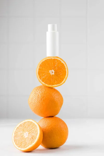 Een witte tube met een natuurlijk cosmetisch product voor huidverzorging met vitamine C. Een lay-out voor crème, lotion, gel. Kopieerruimte. — Stockfoto