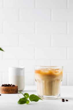 Beyaz fayanslı dondurma ve kremalı soğuk kahve. Ev yapımı soğuk latte.. 