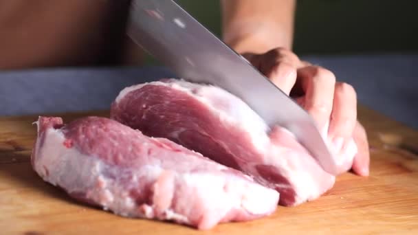 Il cuoco taglia un pezzo di maiale in bistecche. — Video Stock