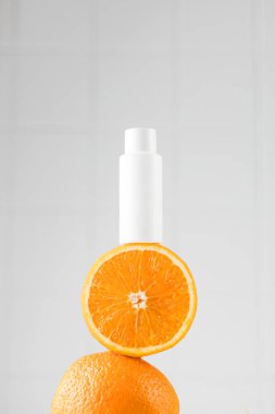Cilt bakımı için doğal kozmetik ürünü olan beyaz bir tüp. Krem, losyon ve jel için C vitamini. Boşluğu kopyala.
