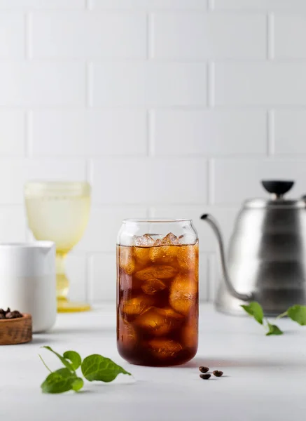 Холодный черный кофе с кубиками льда на белом фоне. Колдбрю. Летние напитки. — стоковое фото