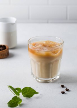 Dondurmalı soğuk kahve ve beyaz arka planda krema. Ev yapımı soğuk latte.. 