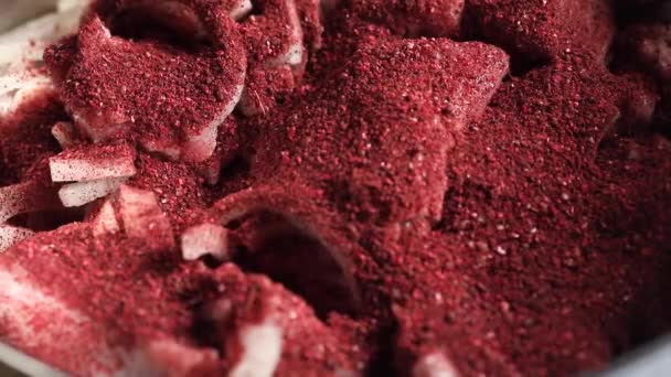 O chef marinates pedaços de carne de porco com uma especiaria feita de romã seca. — Vídeo de Stock