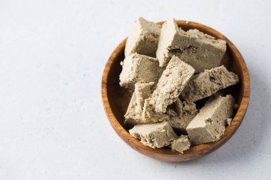 Halva kasede dilimler. Doğulu tatlılığı. Boşluğu kopyala.