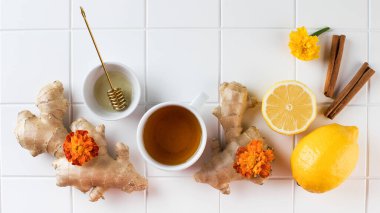 Flatlay çayı, limon ve zencefil. Sonbahar ısınan çay konsepti. Boşluğu kopyala.