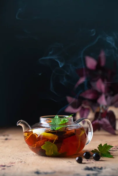 En tekanne med svart te med solbær, sitron og kanelstang. Høstbakgrunn. Kopirom. – stockfoto