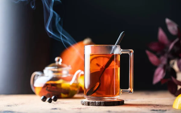 Secangkir teh panas dengan lemon dan uap. Waktu musim gugur. — Stok Foto
