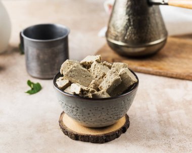 Kâsede halva parçaları ve bir Türk kahvesi. Doğulu tatlılığı. Boşluğu kopyala.