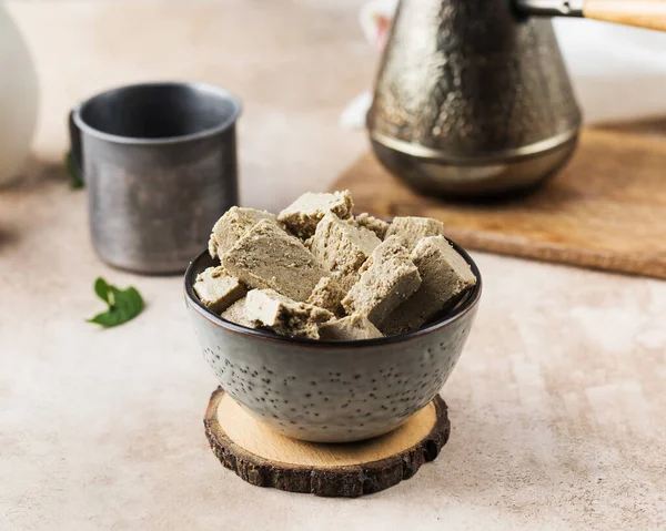 Stukken halva in kom en een koffiesurk. Oosterse zoetheid. Kopieerruimte. — Stockfoto