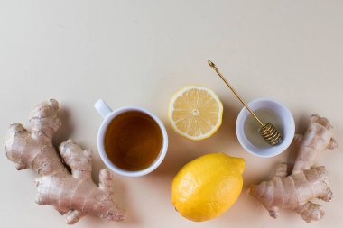 Flatlay çayı, limon ve zencefil. Sonbahar ısınan çay konsepti. Boşluğu kopyala.