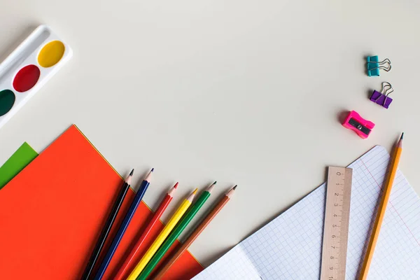 Flat colocar vários materiais de escritório. O conceito de aprendizagem, de volta à escola. Espaço de cópia. — Fotografia de Stock