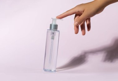 Pembe arka planda bir kozmetik ürününün maketi. Yüz için temizleyici tonik, mikiler suyu. Boşluğu kopyala.