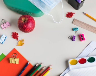 Daire çeşitli ofis malzemeleriyle doluydu. Öğrenme konsepti, okula geri dönmek. Boşluğu kopyala.