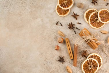 Baharatlı sonbahar arkaplanı. Elmayla pişirme konsepti, sonbahar içkileri. Boşluğu kopyala.