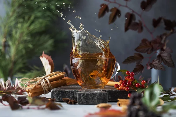 Sopro de chá saboroso em copo de vidro na mesa com ingredientes — Fotografia de Stock