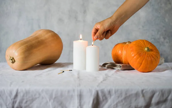 Calabazas y velas en un mantel de lino. Elegante aspecto acogedor otoño. Concepto de otoño. Feliz Día de Acción de Gracias. Copiar espacio. —  Fotos de Stock