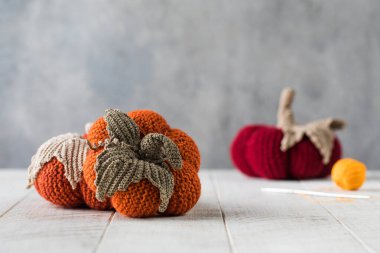 Beyaz masa üzerinde yaprakları olan el yapımı balkabakları.