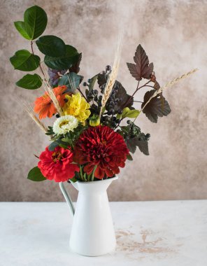 Masada dikenli taze çiçek buketi.