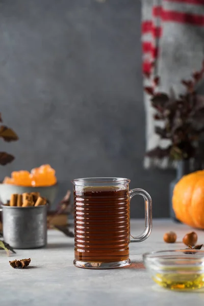 Delicious aroma teh hangat di cangkir kaca. Musim gugur masih hidup — Stok Foto
