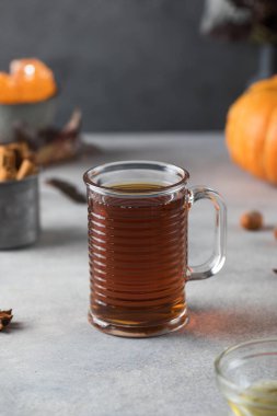 Cam bardakta nefis bir aromatik çay. Sonbahar sakin bir hayat