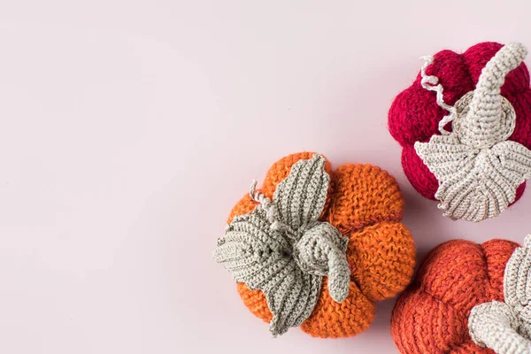 Coleção de abóboras de brinquedo no fundo rosa claro. Espaço de cópia. — Fotografia de Stock