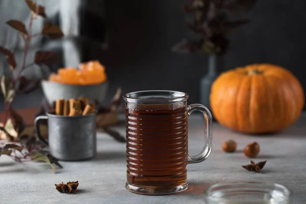 Delicioso chá de aquecimento aromático em uma caneca de vidro. Outono ainda vida — Fotografia de Stock