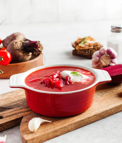 Borscht merah segar yang lezat, bawang putih, tomat dan bit di meja dapur. — Stok Foto