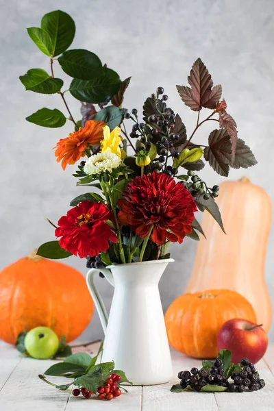 テーブルの上に熟したリンゴとカボチャとエレガントな秋の花束。感謝祭 — ストック写真