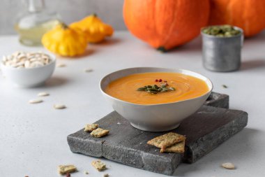 Tahtaya tohum konmuş balkabağı kremalı çorba. Sonbahar yemeği.