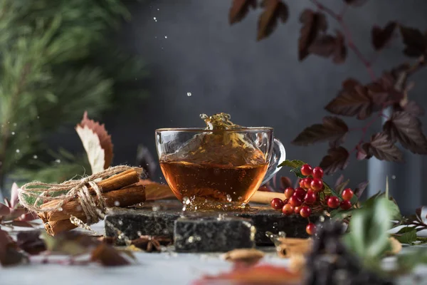 Sopro de chá saboroso em copo de vidro na mesa com ingredientes — Fotografia de Stock