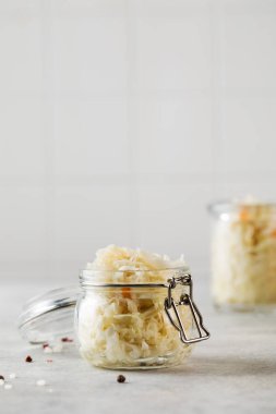 Cam kavanozlarda lahana turşusu. Fermantasyon ve sebze konservesi. Boşluğu kopyala.