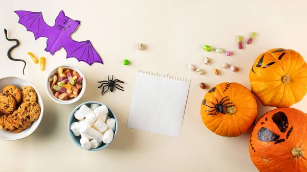 Halloween design with sweets pumpkins and blank card — Stock Photo, Image